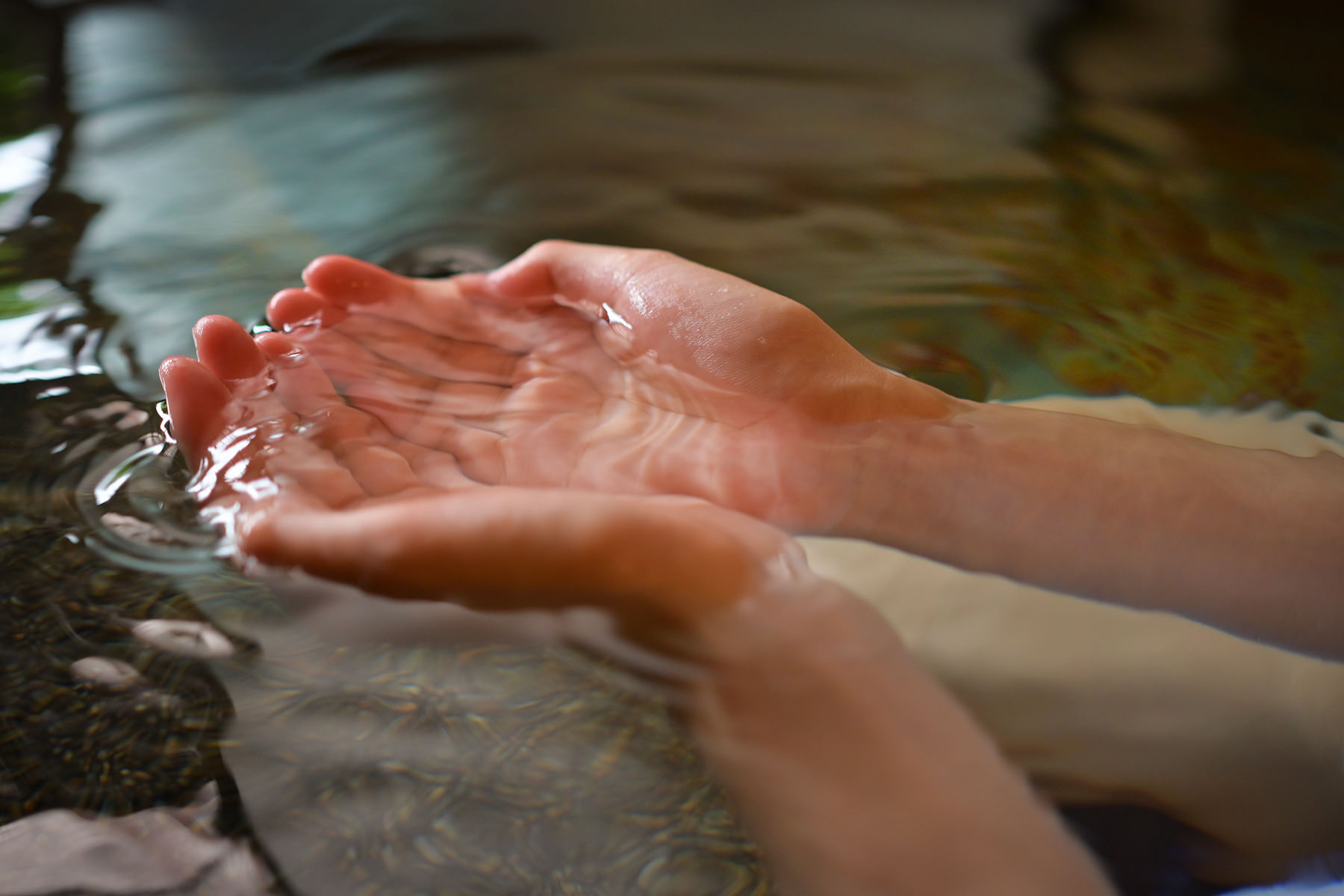 温泉1-湯面に女性の手