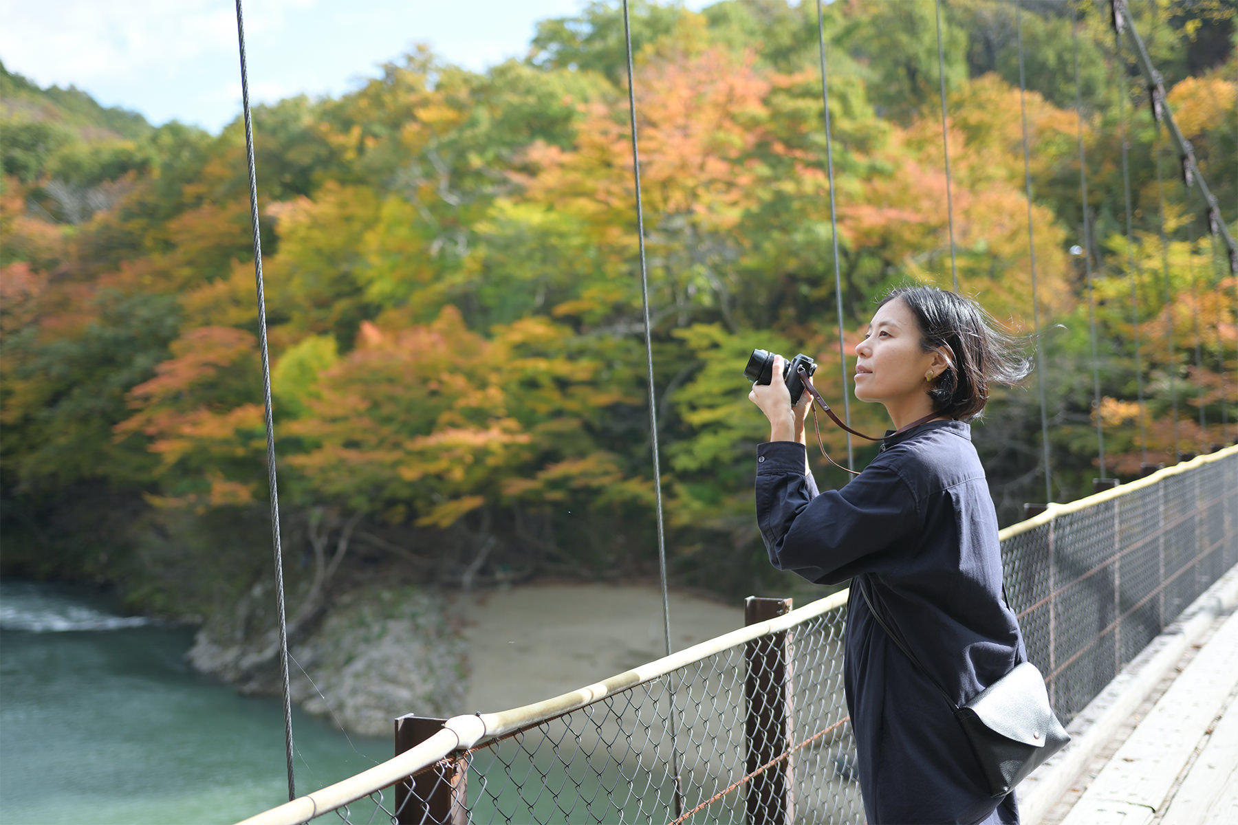 秋-2 吊り橋の女性