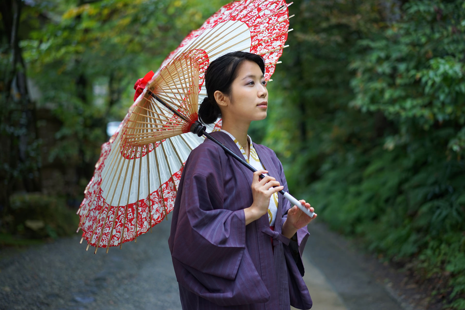 番傘の女性