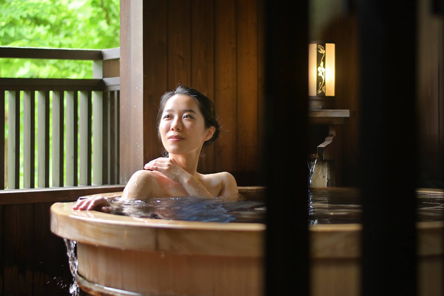 入浴する女性