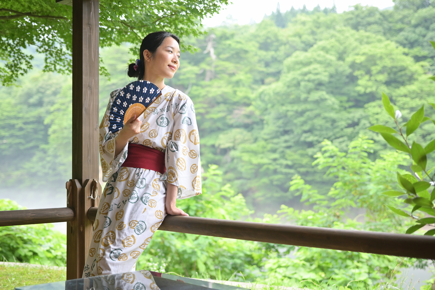 夕涼みする女性